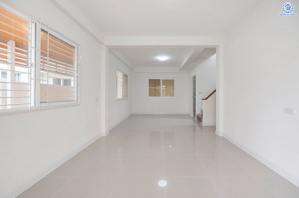 บ้านมือสองตกแต่งใหม่ โครงการ ศุภาลัยวิลล์ ราชพฤกษ์-บางบัวทอง เนื้อที่ 38.1 ตร.ว. พื้นที่ใช้สอยเยอะกว่า 184.98 ตร.ม. ตอบโจทย์ทุกการอยู่อาศัย ฟังก์ชัน 3 ห้องนอน 2 ห้องน้ำ 2 ที่จอดรถ บนทำเลเชื่อมต่อ รถไฟฟ้าสายสีม่วง "สถานีบางพลู" รายล้อมด้วยสิ่งอำนวยความสะดวกมากมาย